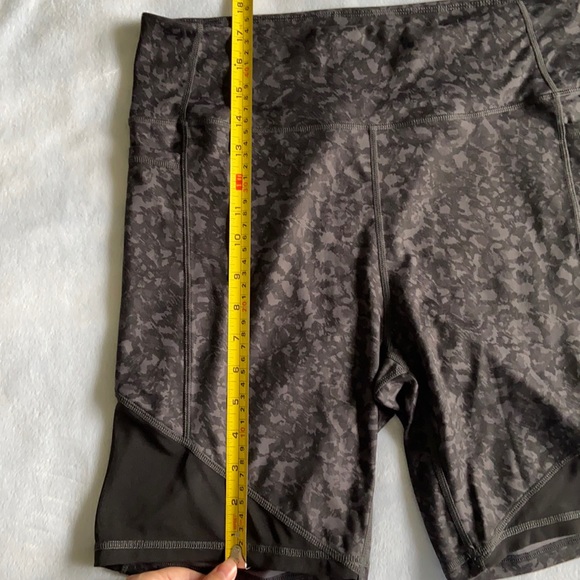 Black/gray patterned biker shorts with pockets - Picture 7 of 7